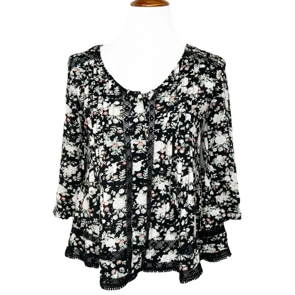 Anthropologie Eyelet Embroidered Pintuck Pleated Black Floral Peasant Top Size 0 - Picture 2 of 13